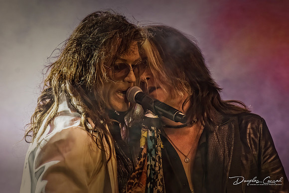 Nathan Utz & Steve Taylor Rousing the Crowd at Midnight at the Oasis